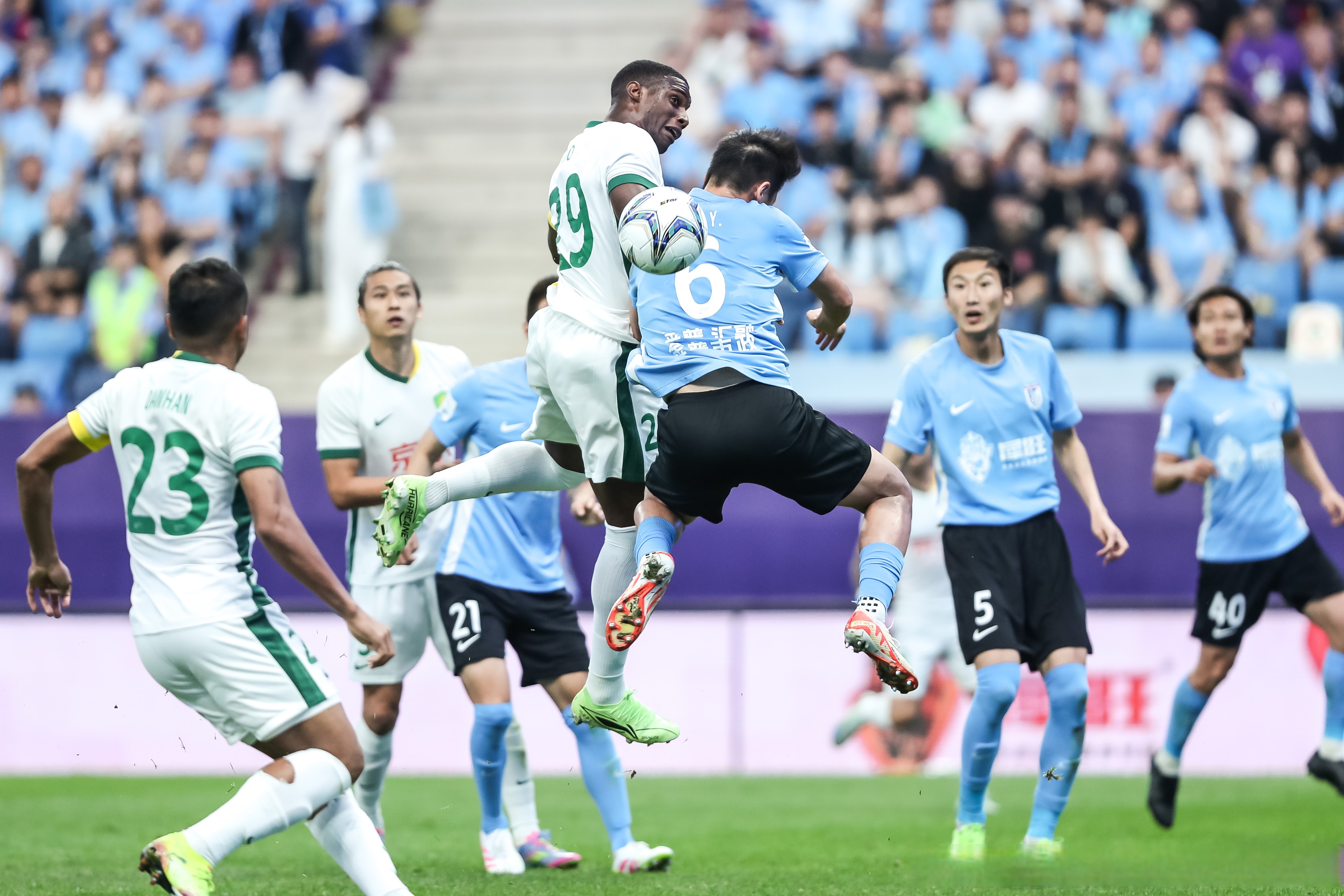 包含英超赛程吃紧；上海海港转会期刷新队史纪录；赛场秩序良好；控场能力受关注的词条