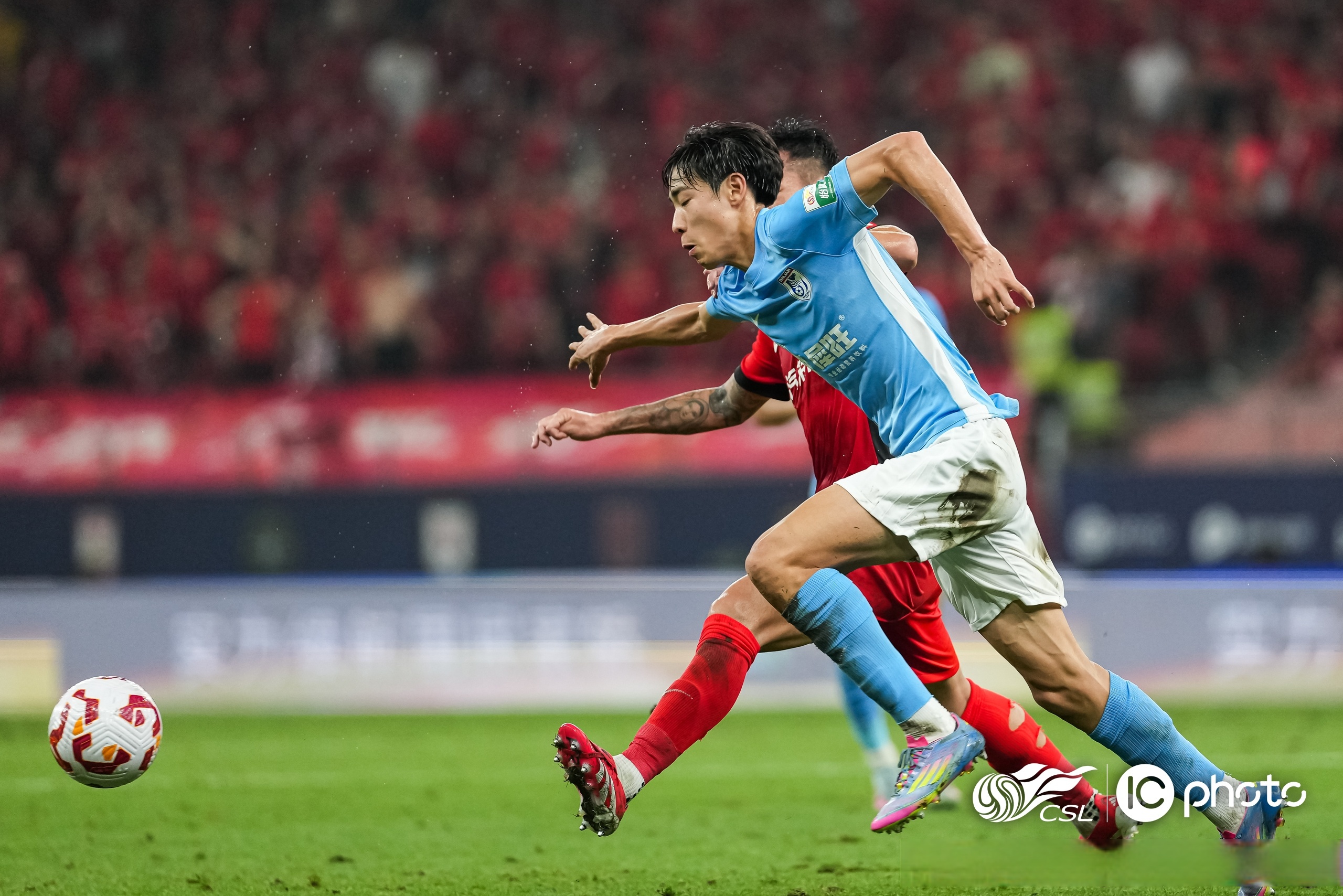 包含英超赛程吃紧；上海海港转会期刷新队史纪录；赛场秩序良好；控场能力受关注的词条