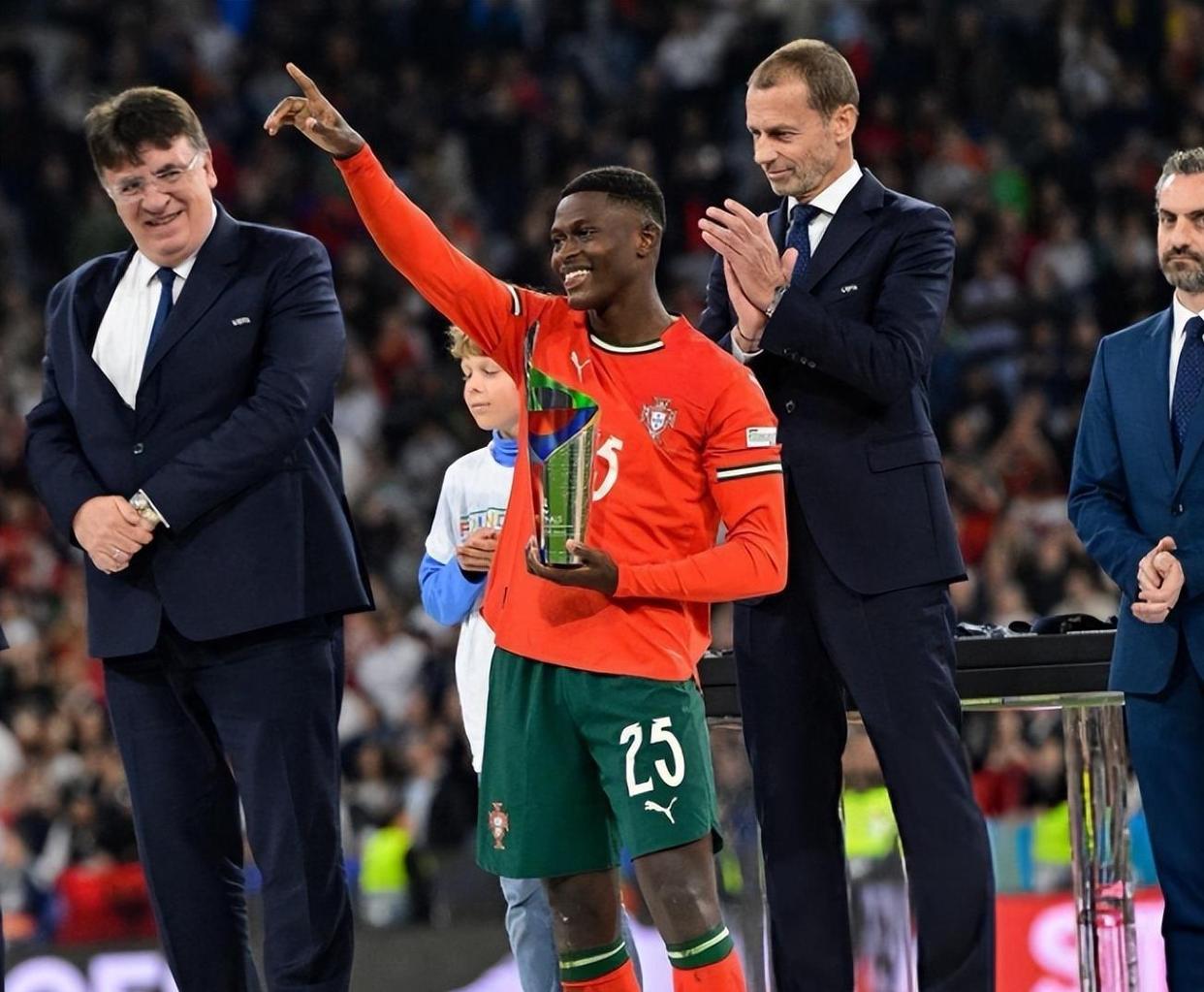 开云体育包含从C罗与90激战塞尔维亚队分钟到转会期纽约尼克斯调整名单以备法国杯，法兰克福围绕西甲伤情更新的词条